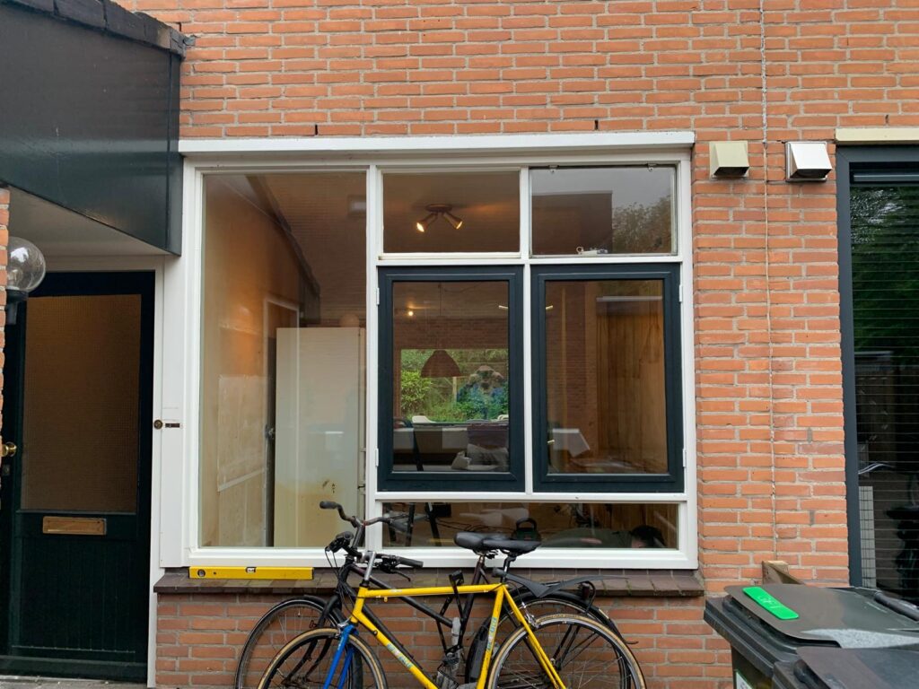 Oude kozijnen in Diemen.